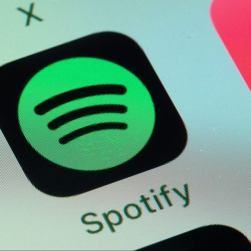 Apple libera atualização do app do Spotify que permite aos usuários dos EUA acessar informações de preços e links de pagamento externos.