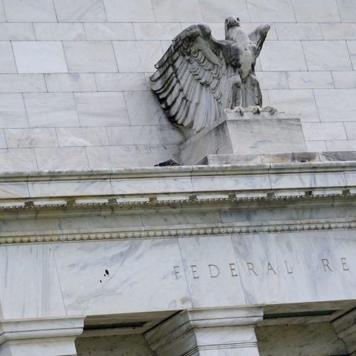 Taxas de Juros nos EUA Permanecem Estáveis entre 4,25% e 4,5% pelo Fed
