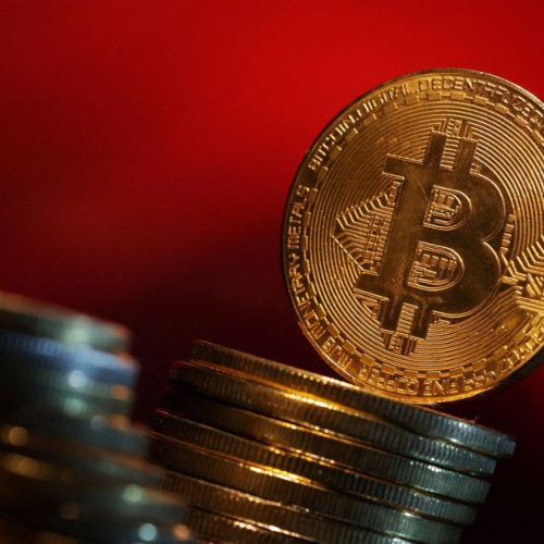 Bitcoin Tem Retração Após Alta, Mas Permanece Perto de US$ 104 Mil