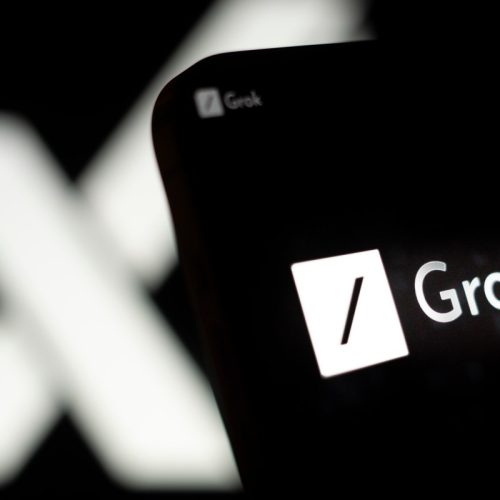 xAI aponta modificação não autorizada como causa da obsessão do Grok com genocídio branco